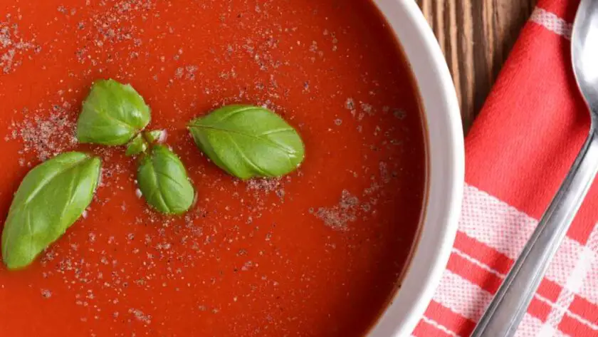 Prepration of tomato and red pepper soup recipe
