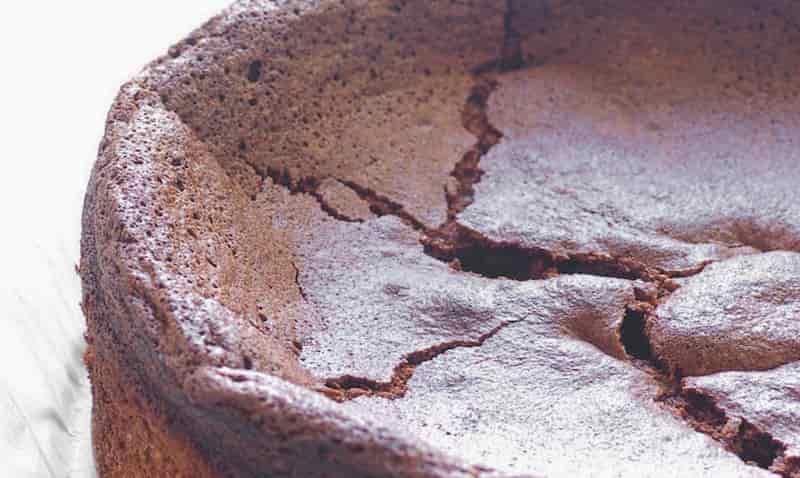 How to Keep a Cake From Falling After Baking